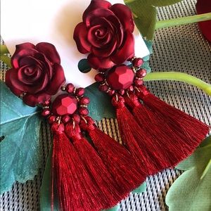 Dramatic rose dangling earrings 🥀